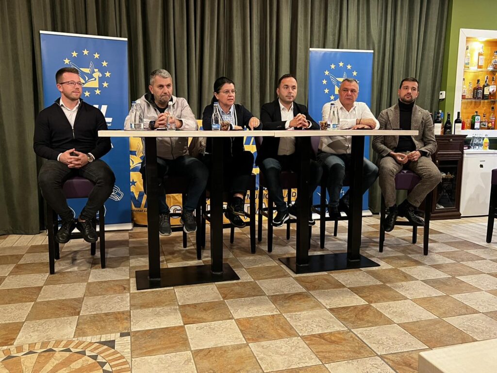 Se vede că Dîlv este școlarizat la Cluj: Prima ediție a inițiativei Cafeneaua Liberală