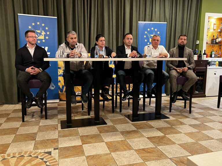 Se vede că Dîlv este școlarizat la Cluj: Prima ediție a inițiativei Cafeneaua Liberală