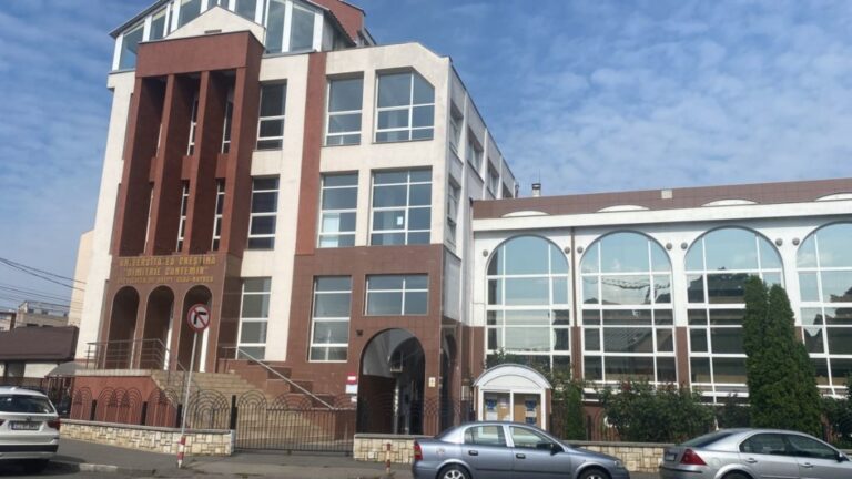 Se vinde sediul Universității Creștine „Dimitrie Cantemir” din Cluj