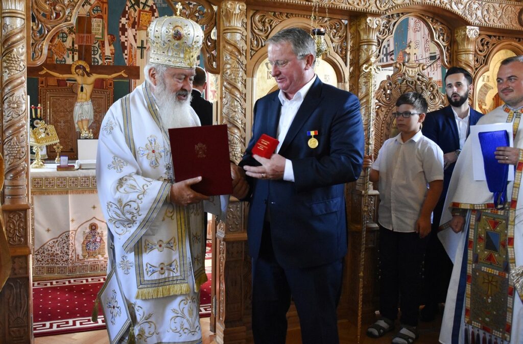 Înaltpreasfințitul Părinte Andrei i-a înmânat lui Remus Lăpușan Ordinul „Mihai Vodă”
