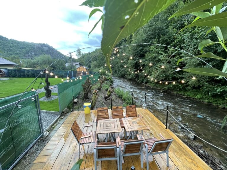 Doi tineri au construit o cabana în satul Moara de Pădure, din Apuseni, într-un decor de poveste