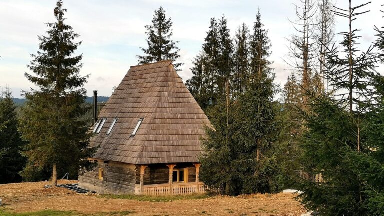 Patru căsuțe din lemn construite de meșteri din Maramureș au ajuns în Apuseni, la Smida