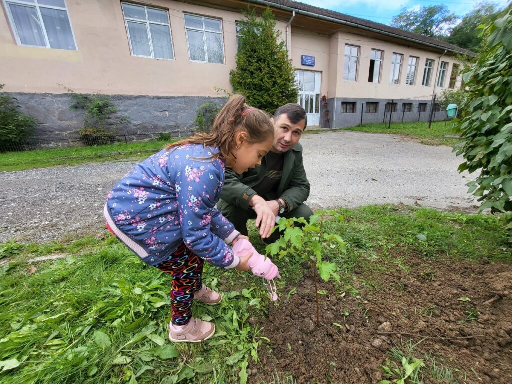 Silvicultorii hunedoreni le-au arătat elevilor cum să planteze şi să îngrijească arborii
