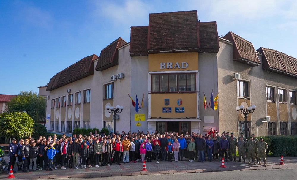 Peste 250 de persoane au participat la acțiunea de ecologizare „Let’s do it Brad!”
