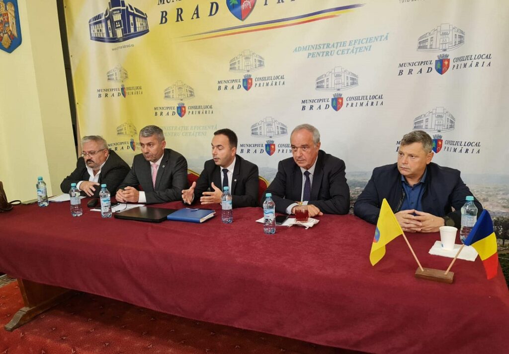 Strategul lui Boc de la primărie le-a explicat primarilor din Țara Zarandului cum e cu fondurile europene