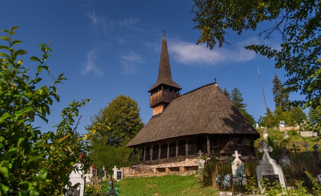 Biserica de lemn din Bucea, una dintre cele mai frumoase biserici românești, ortodoxe, de pe Valea Crișului Repede