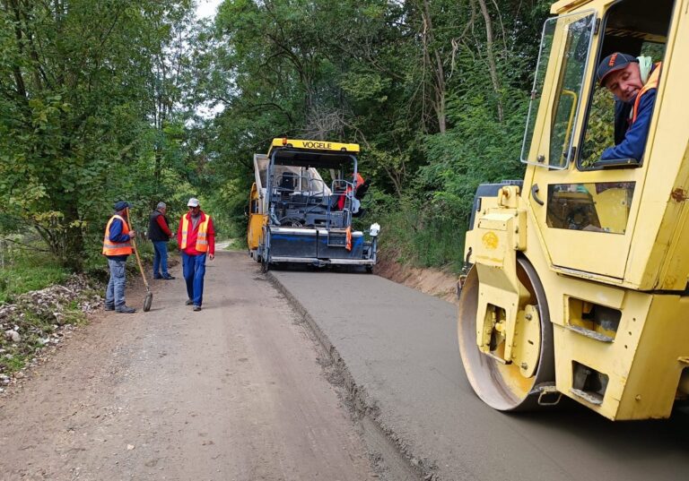 Se așterne stratul de suport pe DJ 103Z lacul Micești – Tureni