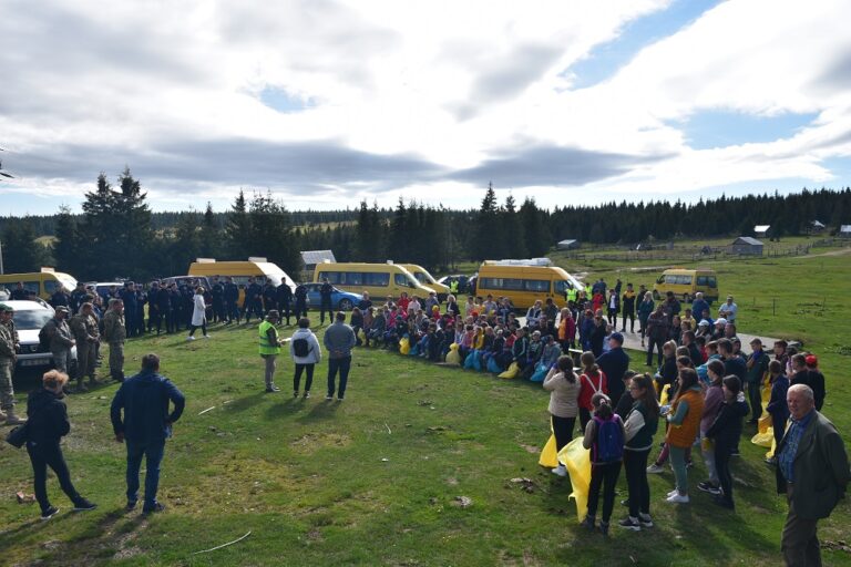 (FOTO) Acțiune de ecologizare de Ziua Muntelui în zona platoului Muntelui Dobrin