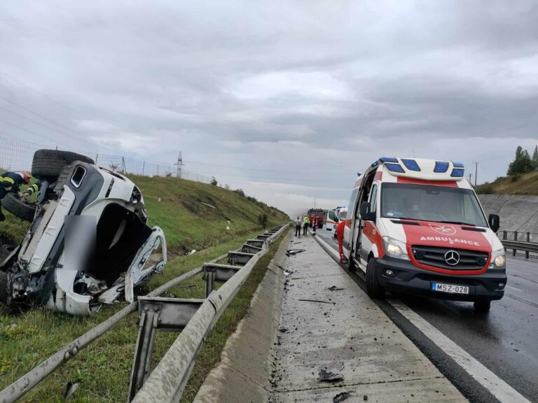 O mașină s-a răsturnat pe A3, în zona Săndulești, iar două femei au fost duse la spital