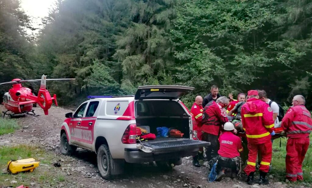 Un motociclist a suferit o fractură de tibie la Piatra Bulzului: Salvamontiștii bihoreni l-au salvat