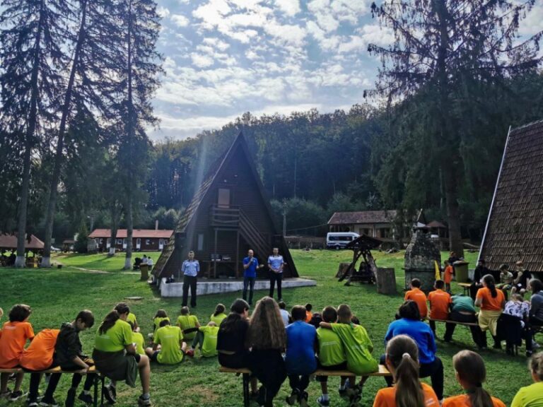 Polițiștii și cei de la Antidrog Arad au desfășurat o activitate de prevenire la Căsoaia