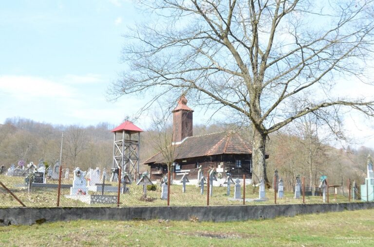 Biserica de lemn din Corbești, din gorun „de la tălpi în vârf” este în patrimoniul UNESCO