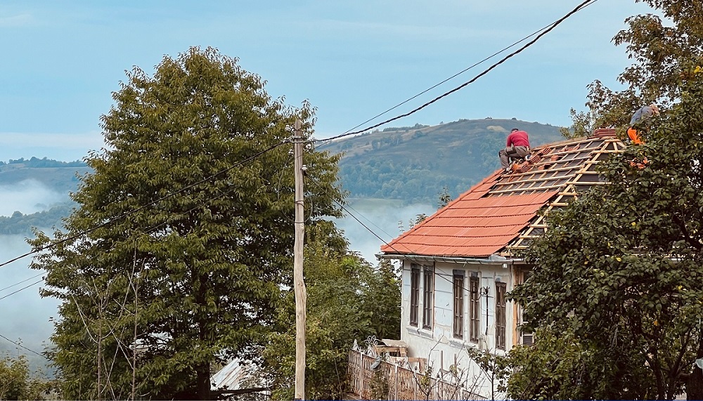 Restaurare în Țara Moților: Se montează țigla la Casa 475 din Roșia Montană