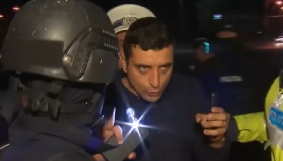 George Simion a fost săltat de mascaţi de la protestul din Piaţa Victoriei după ce a condus cu permisul suspendat