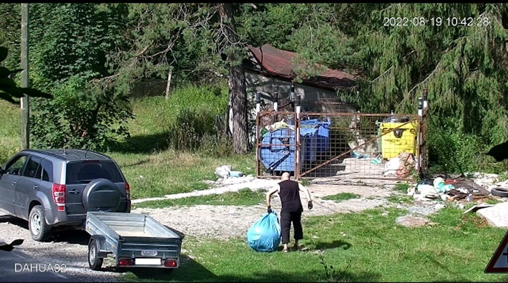 Continuă vânătoarea de nesimțiți care aruncă gunoaie pe drumurile județene din Crișana