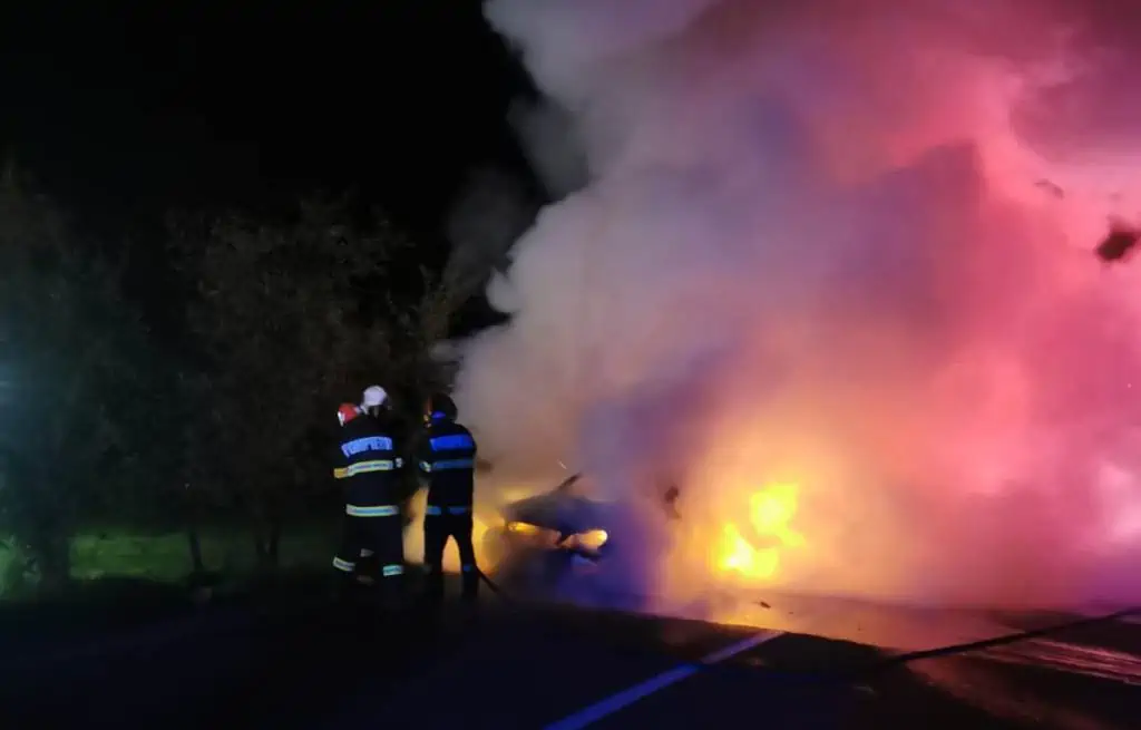 O mașină a luat foc în Mihoiești: Pompierii din Câmpeni au intervenit!
