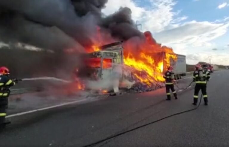 (VIDEO) Un TIR încărcat cu 17 tone de textile a luat foc  pe A10 Sebeș-Turda, în zona Aiud
