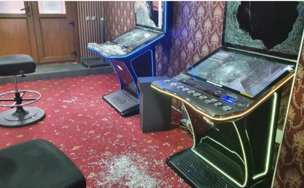 Un bărbat din Săvârșin a distrus un aparat de jocuri de noroc din incinta unei societăți