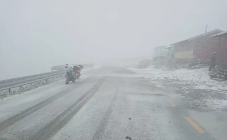 (VIDEO) Ninge viscolit pe DN 67C, Transalpina, cea mai înaltă șosea din România