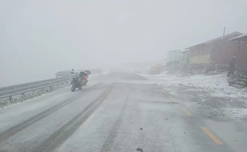 (VIDEO) Ninge viscolit pe DN 67C, Transalpina, cea mai înaltă șosea din România