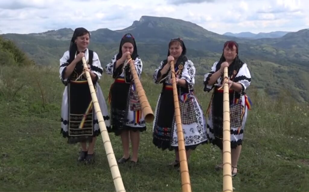 (VIDEO) Tulnicăresele din Blăjeni, țuica de cireșe și vârful Vulcan au ajuns vedete naționale la Antena 3