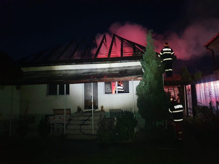 Pompierii din Beiuș au intervenit la un incendiu din Căbești: Acoperișul a ars dar au salvat casa!