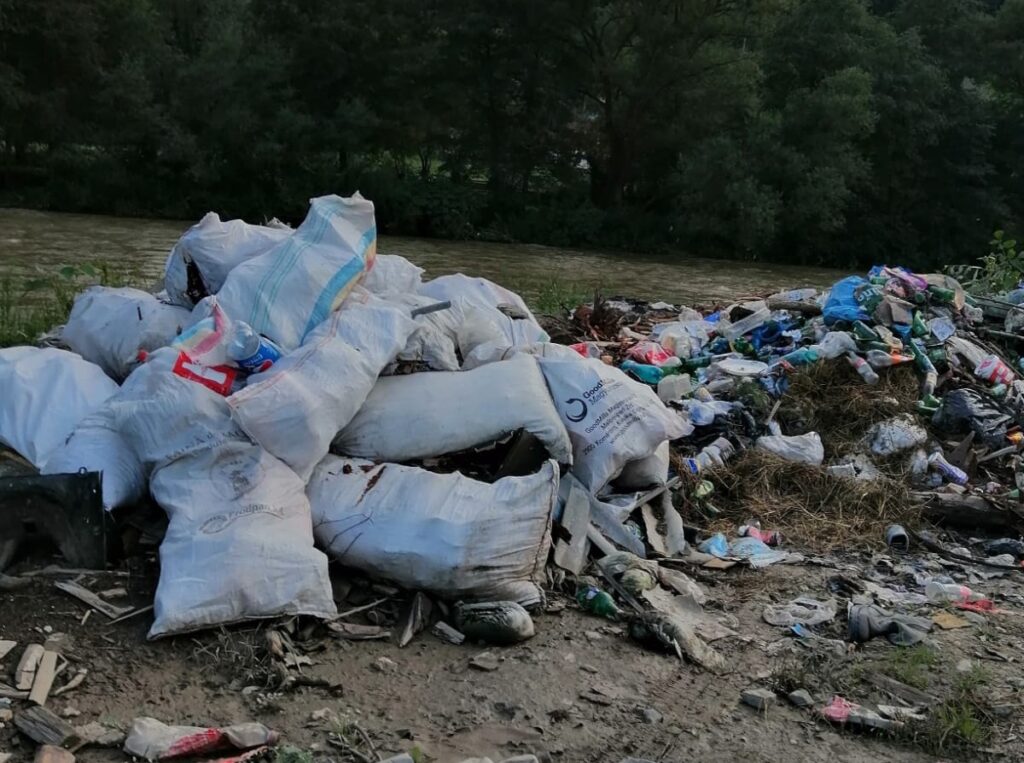Munți de gunoaie pe malul Arieșului în zona Câmpeni – Bistra: Garda de Mediu Alba, rugată să se trezească din letargie