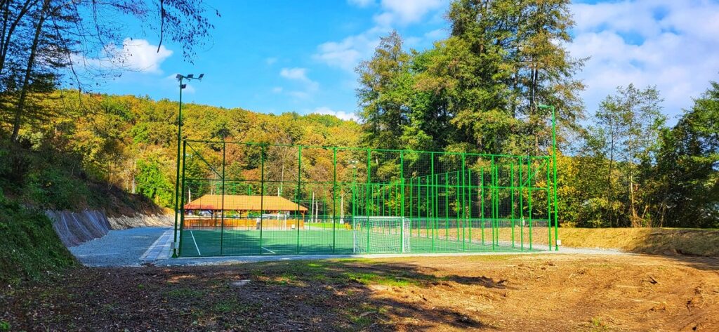 Teren de sport multifuncțional și terasă acoperită, inaugurate la Căsoaia