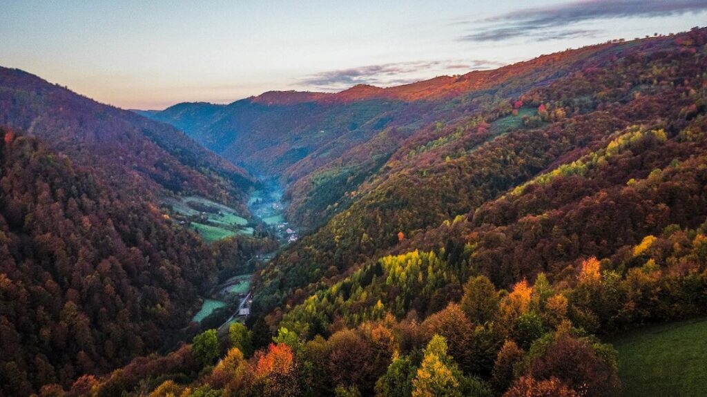 Împărăţia lui Zamolxe din Țara Moților, Valea Răcătăului, în lumina răsăritului de soare din noiembrie