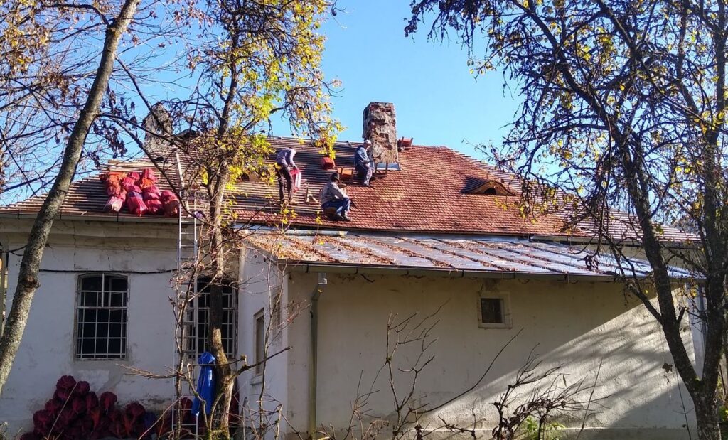 Meșterii șindrilari din Albac au început să monteze șindrila pe acoperișul Casei Albe din Roșia Montană