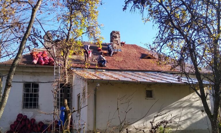 Meșterii șindrilari din Albac au început să monteze șindrila pe acoperișul Casei Albe din Roșia Montană