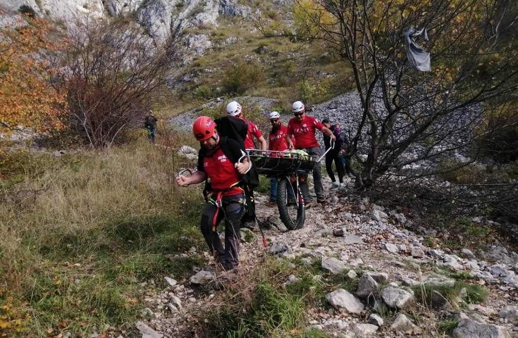 (FOTO) Două persoane au fost salvate din zona Piatra Secuiului și de pe dealul Mamut