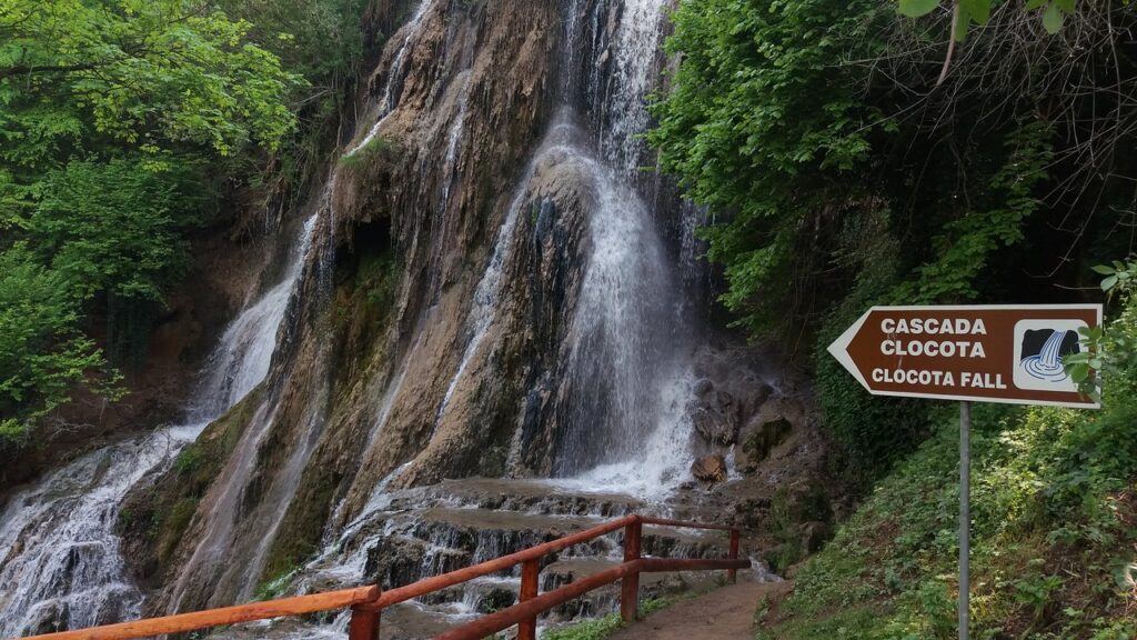 (VIDEO) Cascada de pe râul Clocota din zona Geoagiu Băi colectează toate izvoarele termice și minerale din zonă