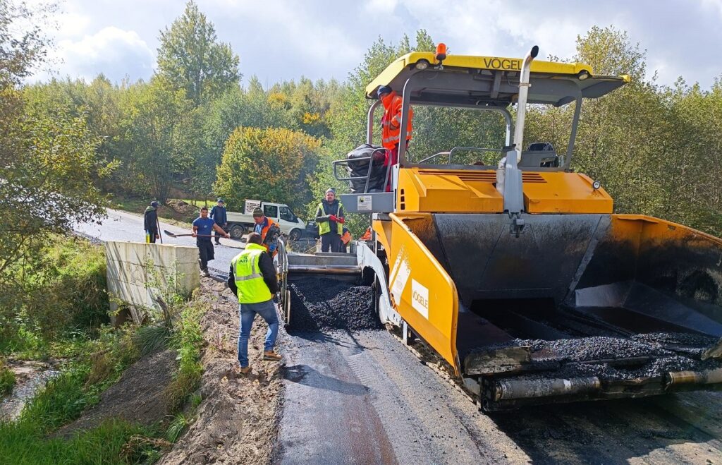 Începe asfaltarea pe sectorul de drum lacul Micești – Tureni