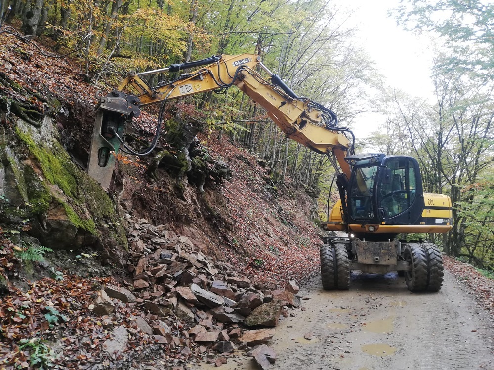 Se derulează lucrări de întreținere pe drumul județean 107J Finișel – Plopi