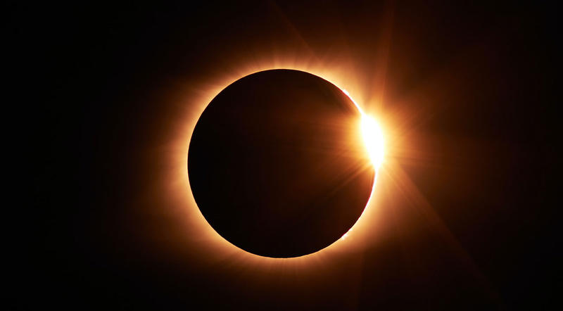 Două spectacole pe cerul României: eclipsă de Soare pe 12 august și maximul Perseidelor în noaptea următoare