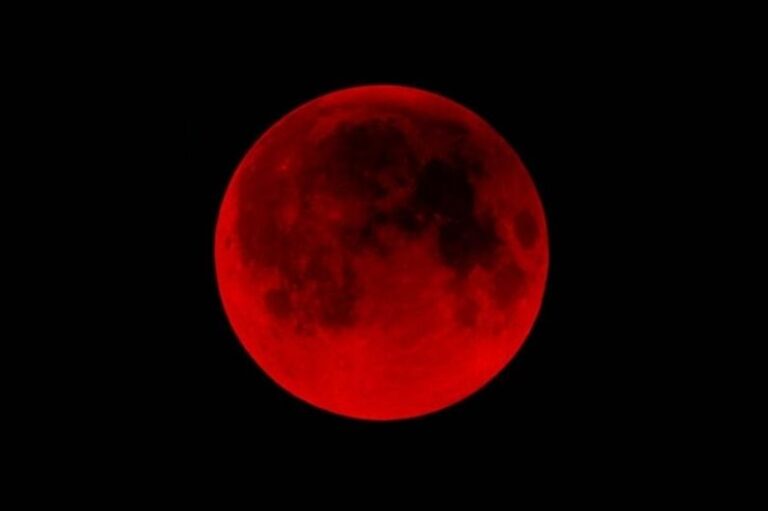 Fenomen astronomic spectaculos în această seară: Luna Sângerie sau Luna Vânătorului
