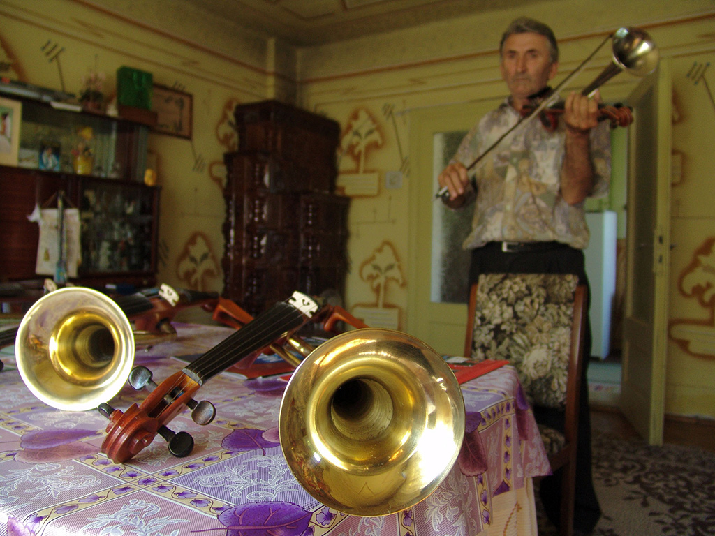 Muzeul atelier „Dorel Codoban” – sanctuarul viorilor cu goarnă din Apuseni, unice în lume