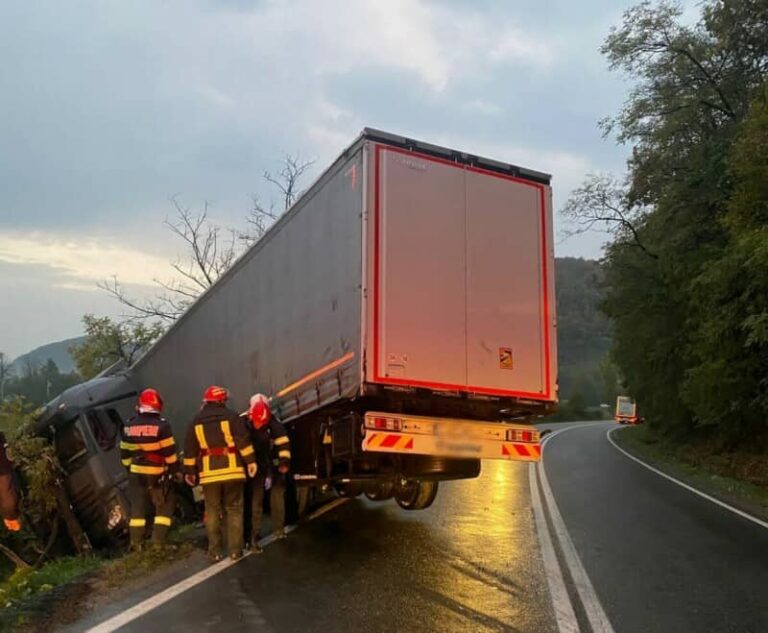 Accident pe DN1E60 Huedin-Oradea în Morlaca: Un TIR a derapat și a ajuns în șanț!