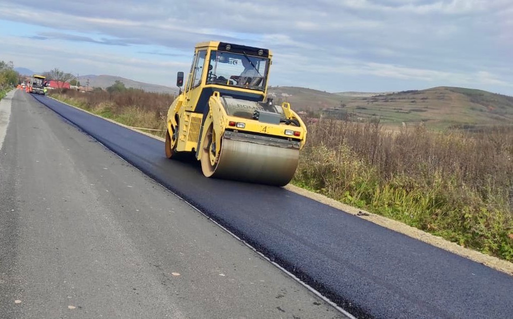 Se lucrează intens la cinci poduri și la asfaltarea sectorului de drum Iara – Surduc