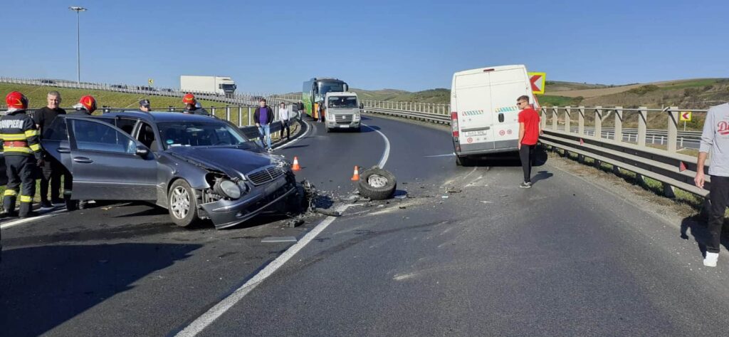 Accident soldat cu doi răniți aproape de Gilău, pe nodul de legătură cu Autostrada Transilvania