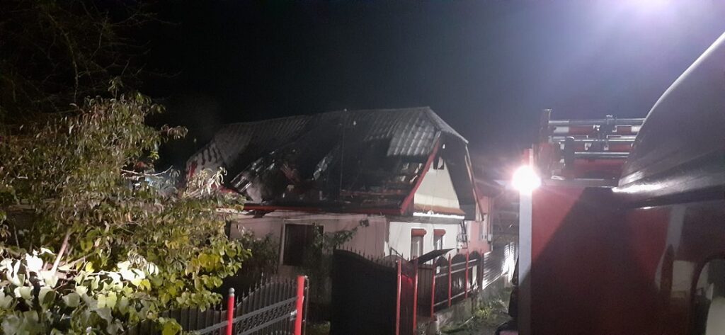 Incendiu la o casă din Gilău, în noaptea trecută: O femeie rănită a fost dusă la spital!