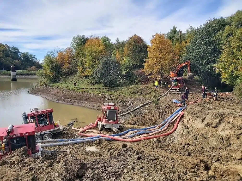 Pompierii au reușit să coboare nivelul lacului Tăul Mare din Roșia Montană cu aproape 3 metri față de nivelul inuțial