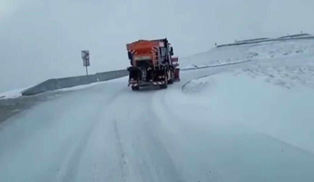 (VIDEO) Zăpadă, viscol puternic și ceață pe Transalpină: Circulația a fost închisă!