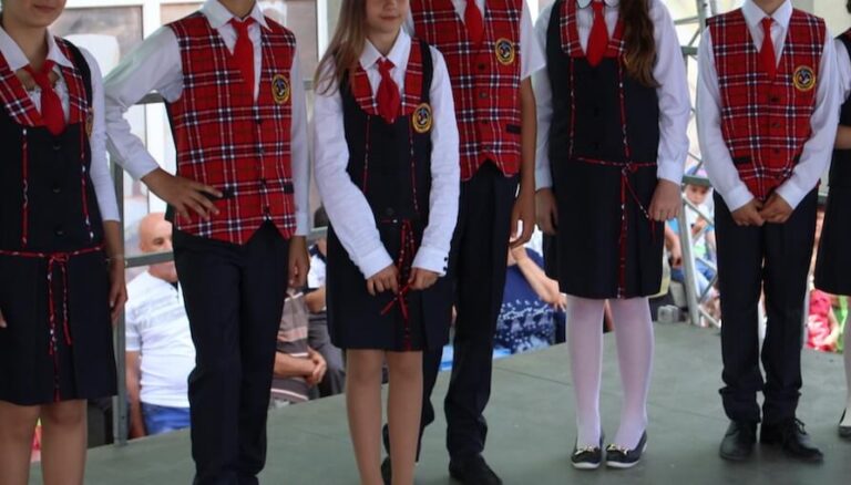 Se propune reintroducerea uniformelor școlare  în societatea românească: „Nu pe model comunist” anunță cei de la AUR