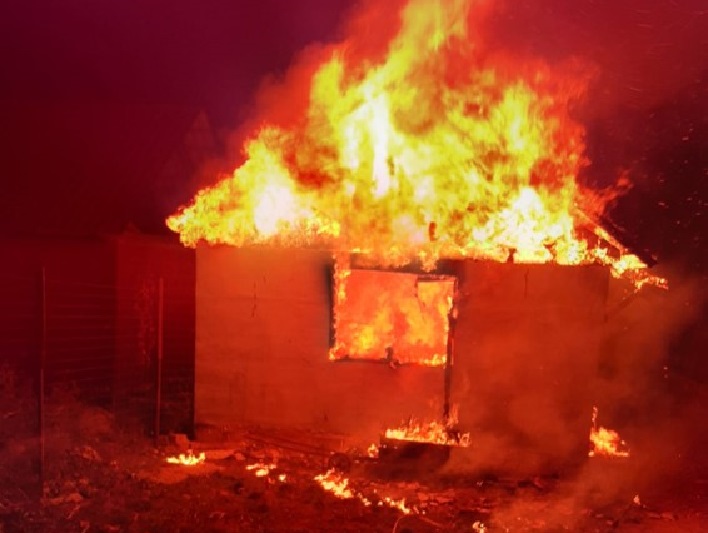 Incendiu la o casă în Aleșd, din cauza unui coș de fum
