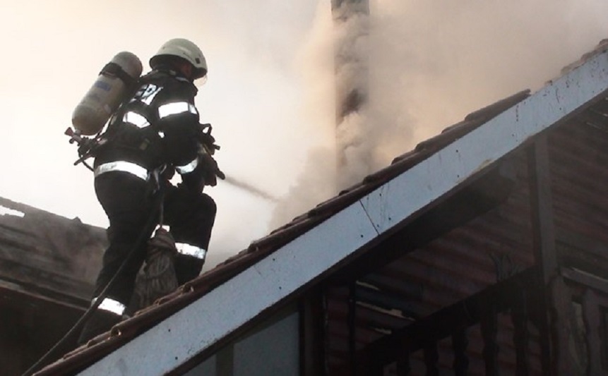 Pompierii din Ștei au intervenit la incendii în Câmp și Cărpinet, provocate de coșuri de fum