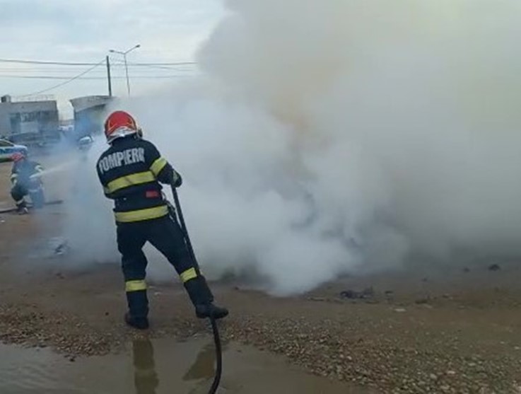 Incendiu la o autoutilitară și la o magazie în Rieni