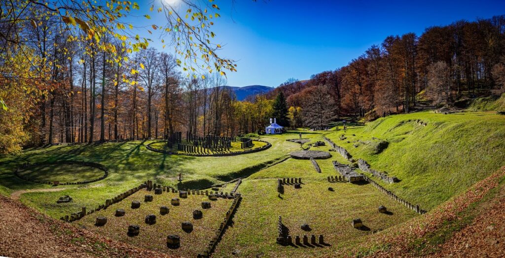 În straie noi de toamnă, Sarmizegetusa Regia, capitala Regilor Daci, se pregătește de venirea Crăiesei Zăpezii