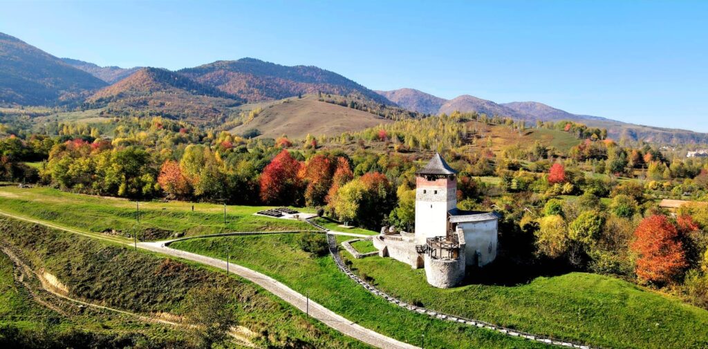 Toamnă colorată la cetatea medievală Mălăiești. A fost construită de o familie nobiliară românească în plină stăpânire maghiară!